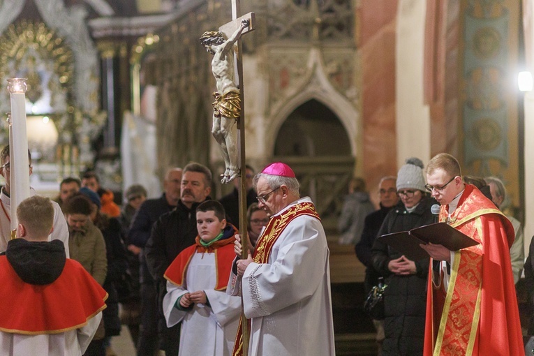 Wraz z wiernymi parafii katedralnej do modlitwy włączył się biskup Marek Mendyk, niosąc krzyż na czele procesji, a po zakończeniu nabożeństwa celebrował Mszę św. w intencji ofiar.