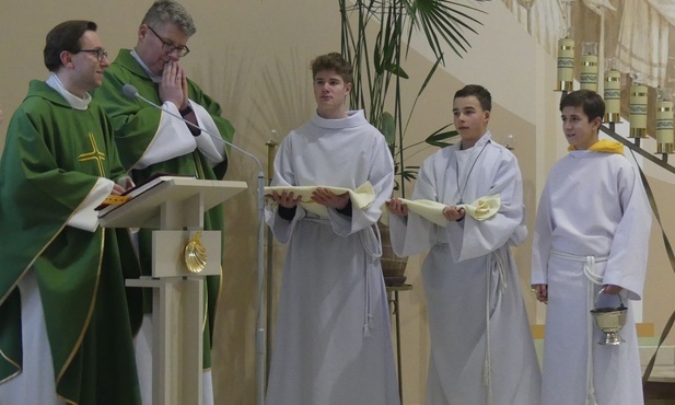 Diecezjalna diakonia liturgiczna podarowała duszpasterstwu LSO dwa welony liturgiczne, które poświęcili księża: Przemysław Gawlas i Jakub Kuliński.