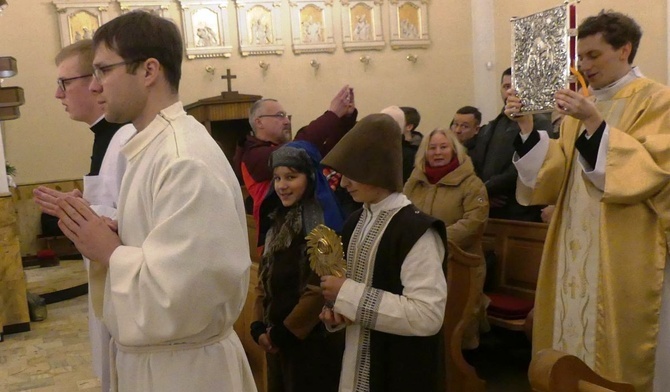 Rodzeństwo - Paulina i Szymek Milerowie wnieśli relikwie św. Hiacynty i św. Franciszka.