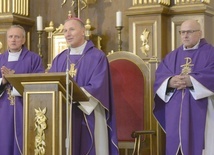 Z bp. Markiem Solarczykiem jubileuszową Mszę św. koncelebrowali (od lewej): ks. Artur Kowalczyk i ks. Krzysztof Badeński.