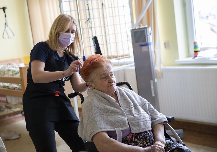 Prezent koszalińskich fryzjerek i kosmetyczek dla pacjentek hospicjum