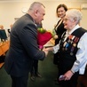 Gratulacje odznaczonej składa Stanisław Sobieraj, przewodniczący Rady Miejskiej.