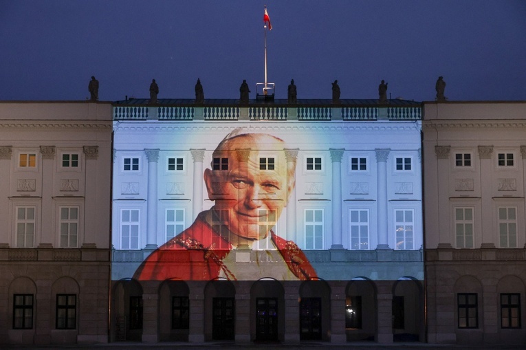 Sejm przyjął uchwałę ws. obrony dobrego imienia św. Jana Pawła II