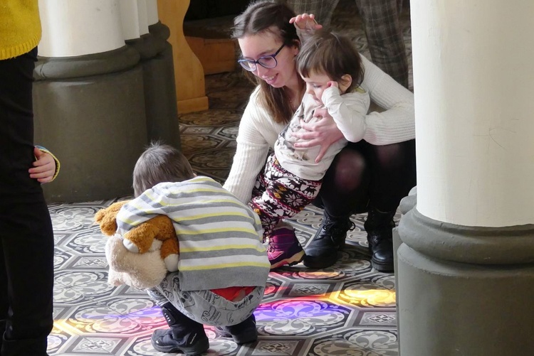 Mamy - wiele z dziećmi - po raz kolejny wzięły udział w specjalnie dla nich przygotowanych rekolekcjach w kaplicy sióstr boromeuszek w Cieszynie.