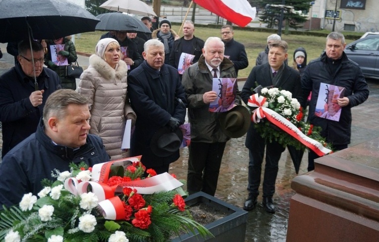 Złożenie kwiatów przy pomniku papieża Polaka.