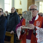 Relikwie wniósł do świątyni ks. prał. Jan Burdek.