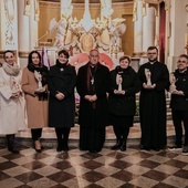 Statuetki Anioła Dobroci odebrali (od lewej): Anna Walczak, Hanna Jażdżyk, Ewelina Zdrojek, ks. Konrad Świstak, Albert Wasilewski.