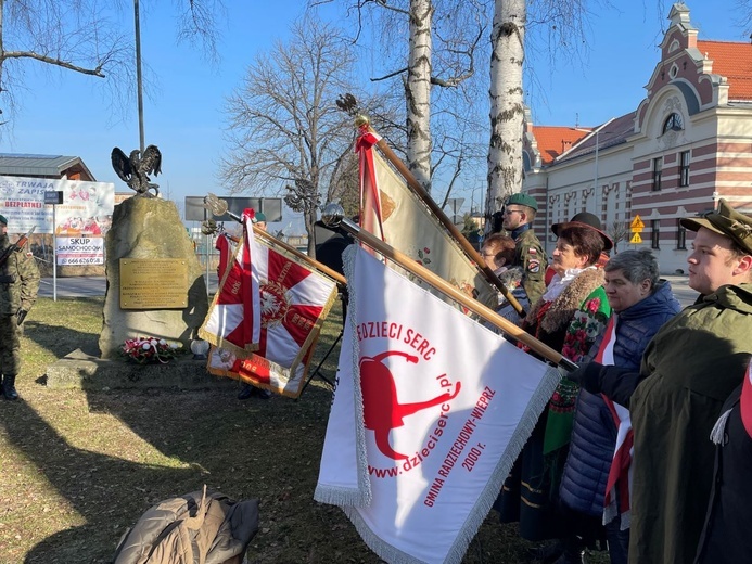 Hołd pod Pomnikiem Żołnierzy NSZ w Żywcu.