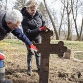 Sprawa szacunku. W Koziej Górze porządkują ewangelicki cmentarz 