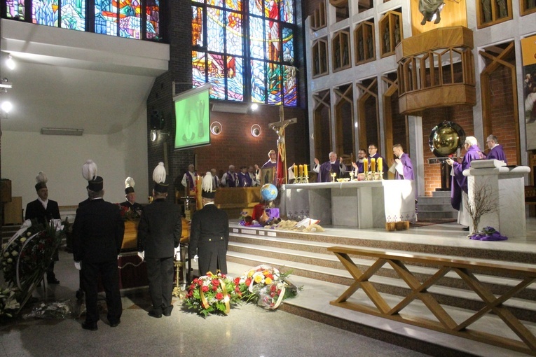 Lubin. Eucharystia pogrzebowa ks. Michała Nikolina SDB