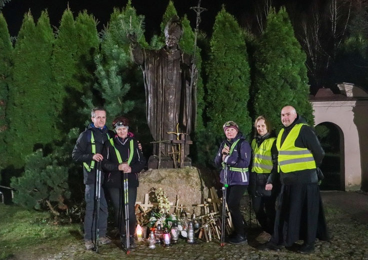 Pod pomnikiem papieża Jana Pawła II wierni zostawili swoje krzyże.