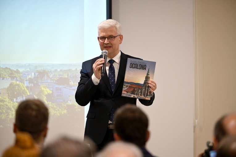 Świdnica. "Ocalona" - trzeci tom albumu o renowacji katedry