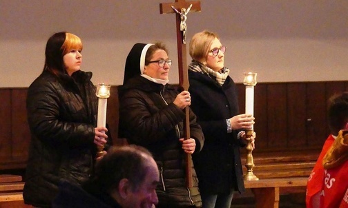 Reprezentantki Domu Matki i Dziecka Caritas także poniosły krzyż w czasie Golgoty Jasnogórskiej.
