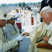 Jan Paweł II podczas Mszy św. na sandomierskich błoniach.