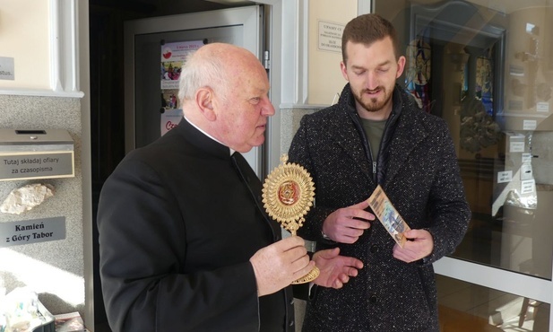 Damian Stawicki i ks. proboszcz Kazimierz Hanzlik z relikwiami św. Antoniego, którymi pobłogosławi Damiana na jego pielgrzymkowy szlak śladami świętego.