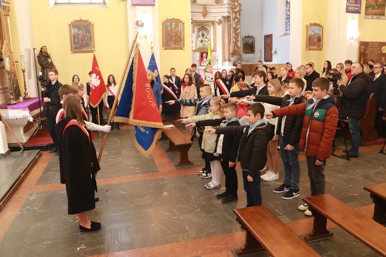 Poświęcenie sztandaru Szkoły Podstawowej SPSK im. s. Faustyny w Pniewie