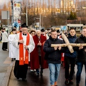 Wałbrzych. Miejska Droga Krzyżowa w parafii Podwyższenia Krzyża Świętego