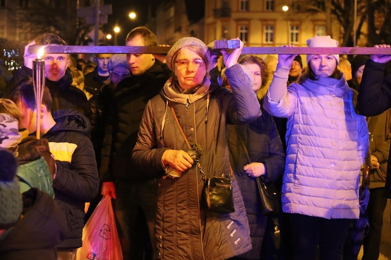 Świdniczanie niosący krzyż z parafii św. Andrzeja Boboli do katedry.