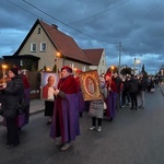 Nowa Ruda Słupiec. Droga Krzyżowa z symbolami ŚDM