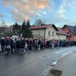 Nowa Ruda Słupiec. Droga Krzyżowa z symbolami ŚDM