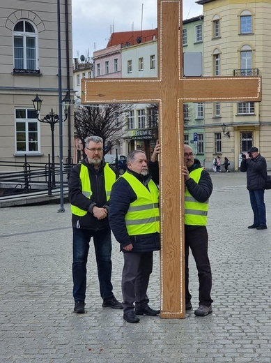 Dzierżoniów. Miejska Droga Krzyżowa z Janem Pawłem II