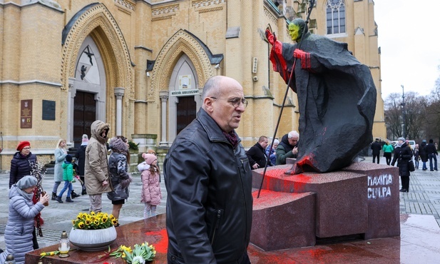 Minister Rau o zniszczeniu pomnika Jana Pawła II: to akt nikczemny