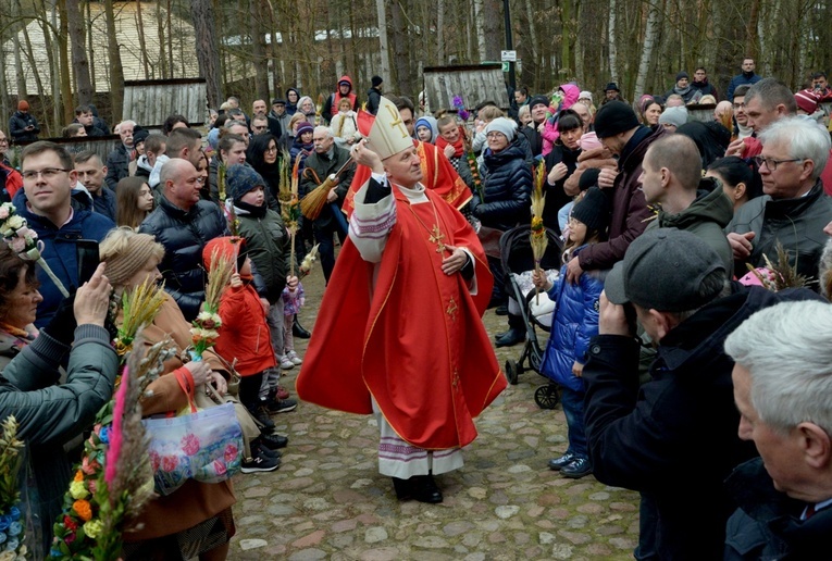 Ordynariusz poświęcił również wielkanocne palmy.