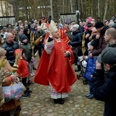 Ordynariusz poświęcił również wielkanocne palmy.