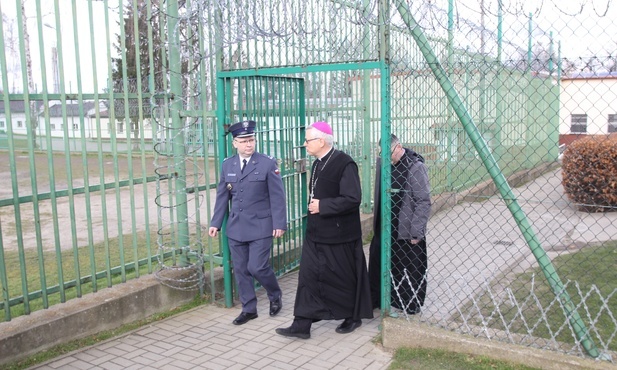 Biskup legnicki odwiedził osadzonych