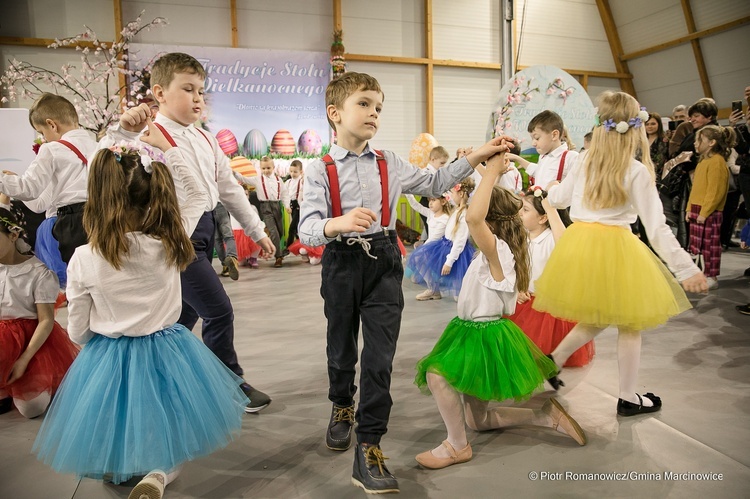 Marcinowice. Biskup na XVI Tradycjach Stołu Wielkanocnego