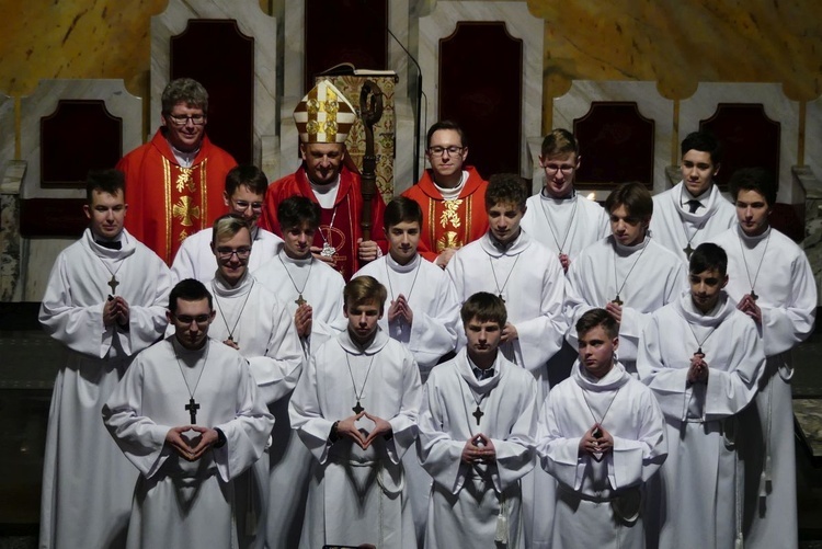 Bp Roman Pindel z duszpasterzami LSO: ks. Przemysławem Gawlasem i ks. Jakubem Kulińskim oraz diecezjalną diakonią liturgiczną.