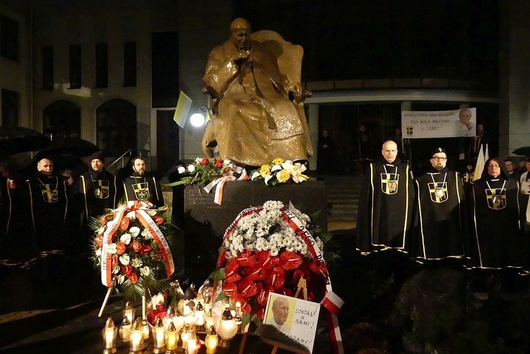 2 kwietna 2023 r. przy pomniku św. Jana Pawła II w Bielsku-Białej.