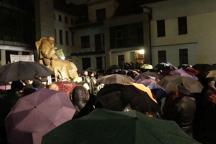 Mimo rzęsistego deszczu bielszczanie licznie przyszli pod pomnik św. Jana Pawła II.