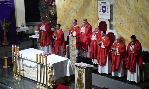 Bp Roman Pindel przewodniczył Mszy św. w 18. rocznicę powrotu Jana Pawła II do domu Ojca.