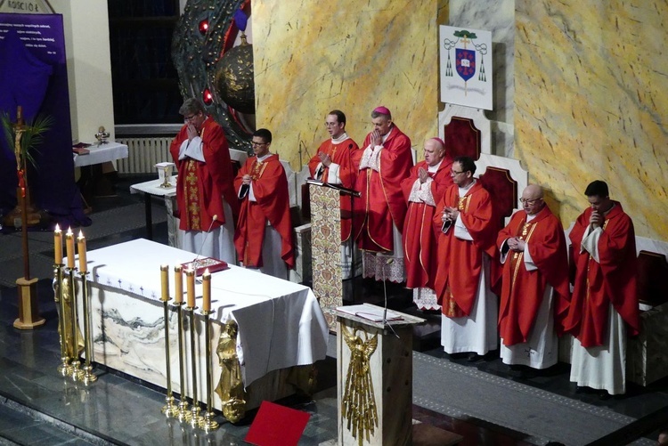Bp Roman Pindel przewodniczył Mszy św. w 18. rocznicę powrotu Jana Pawła II do domu Ojca.