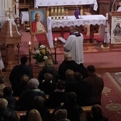 Modlitwa w kościele parafialnym w Ostrowie.