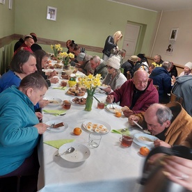 Śniadanie dla bezdomnych i ubogich w Niedzielę Wielkanocną