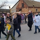 Dębowy, zabytkowy krzyż nieśli przedstawiciele parafii. Niesiono także plakaty z papieżem Polakiem.