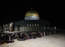 Izrael: Policja po raz kolejny zaatakowała wiernych w meczecie Al-Aksa