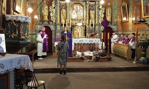 Podczas Mszy św. posłania Marceliny na misje w kościele św. Marcina w Jawiszowicach, gdzie modlił się w jej intencji ks. proboszcz Szymon Czauderna.