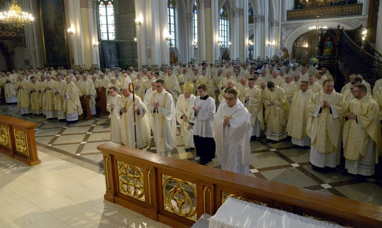 Msza św. Krzyżma z poświęceniem olejów w radomskiej katedrze