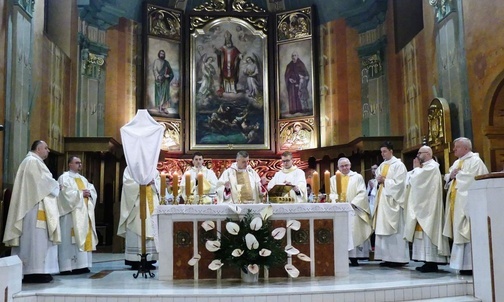 Księża z bp. Romanem Pindlem podczas liturgii Wiekiego Czwartku w bielskiej katedrze.