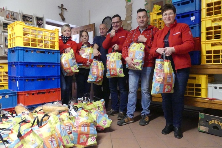 Pracownicy Caritas i Towarzystwa Pomocy im św. Brata Alberta razem obdarowali potrzebujących w "Albertóce".
