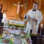 Pokarmy w kościele pw. Chrystusa Kapłana w Radomiu (koło seminarium) błogosławi proboszcz ks. Rafał Widuliński.