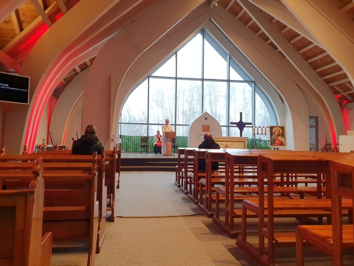 Ciemną jutrznię odmawiali także kapłani i nieliczni wierni z parafii Niepokalanego Serca NMP w Skierniewicach. 