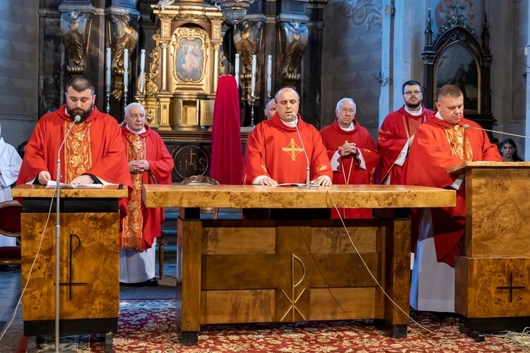 W Wielki Piątek z wiernymi w Łęczycy modlił się bp ordynariusz ze swoim kapelanem. 