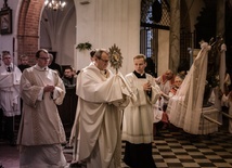 Liturgia rozpoczęła się tradycyjną procesją z Najświętszym Sakramentem.
