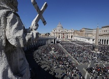"Urbi et Orbi": papież apeluje o zakończenie konfliktów, które wykrwawiają świat