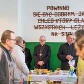 Świdnica. Wielkanocne śniadanie bp Marek Mendyk zjadł z ubogimi