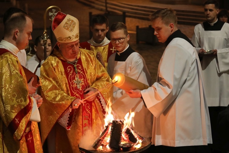 Przed wejściem do katedry odbyło się poświęcenie ognia.